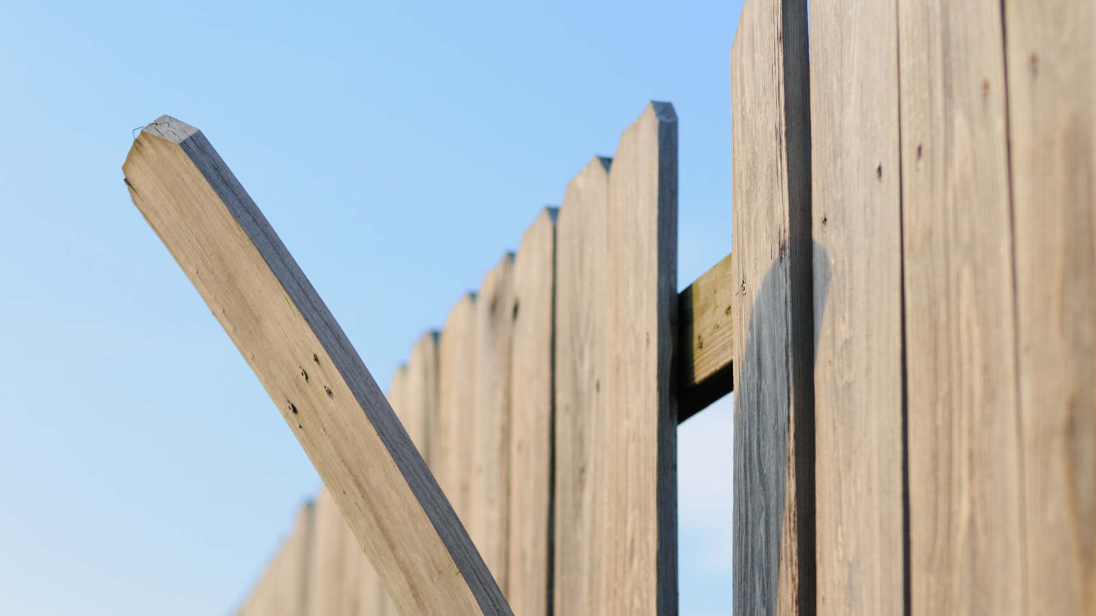 Leaning, Worn, or Loose? When Your Virginia Beach Fence Needs Repair 2 128 Reitzel Roofing and Exteriors